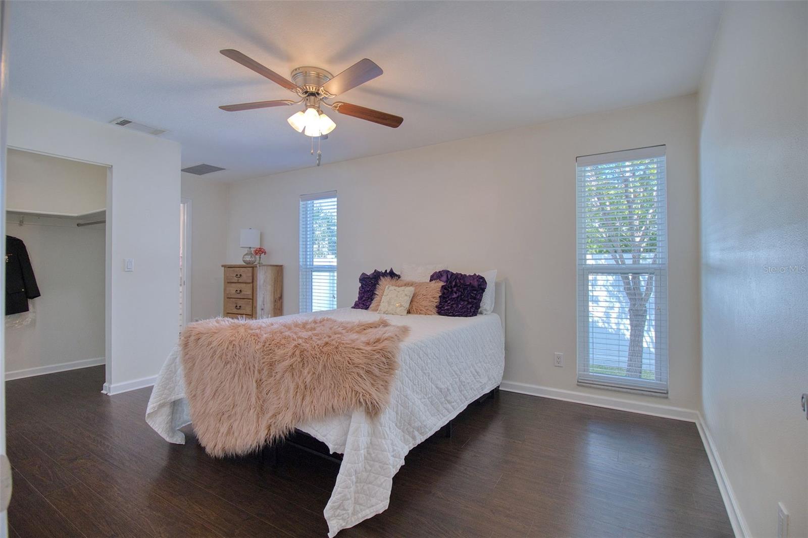 Listing photo id 9 for 2361 Hawthorne Drive