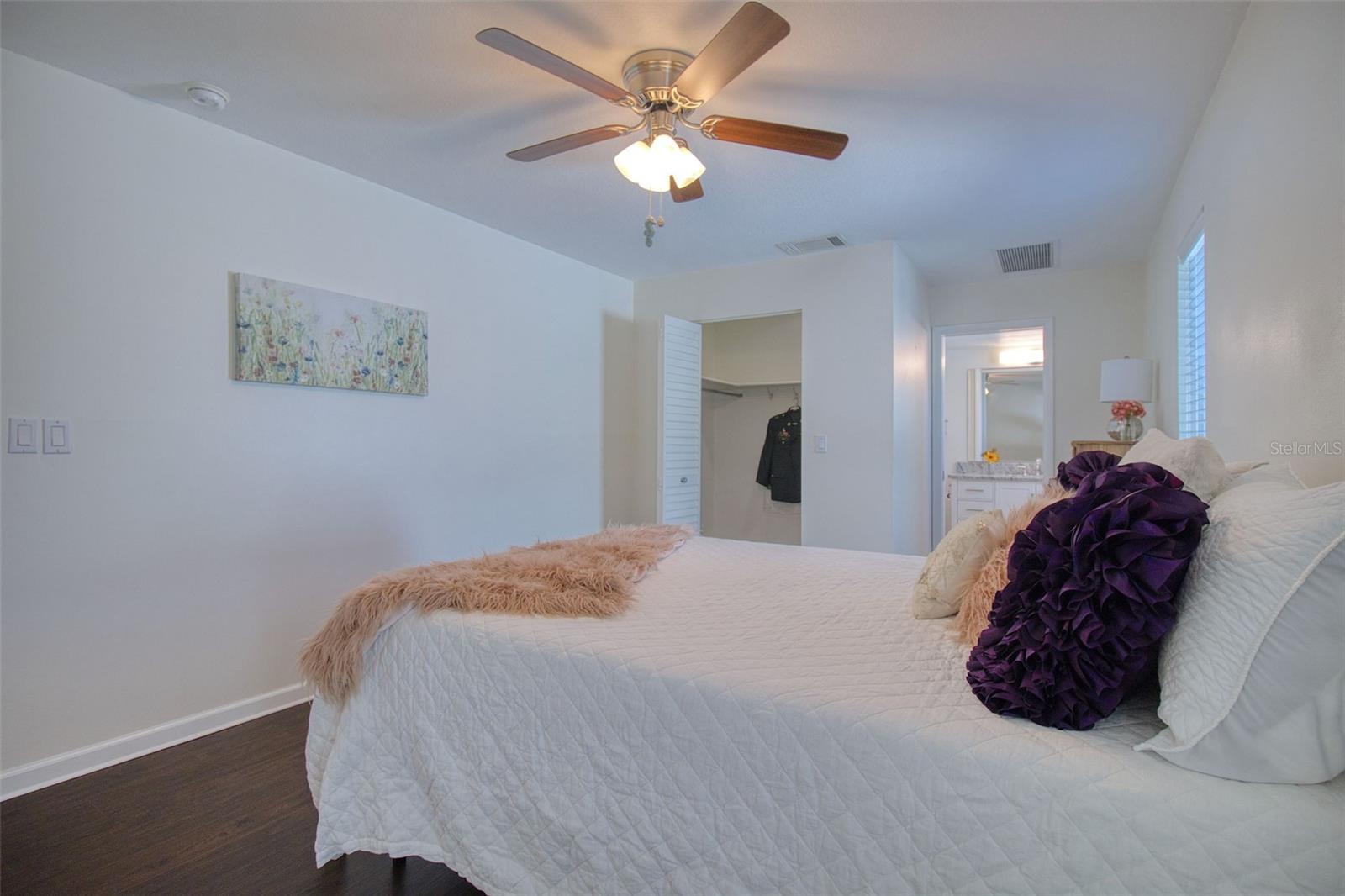Listing photo id 10 for 2361 Hawthorne Drive