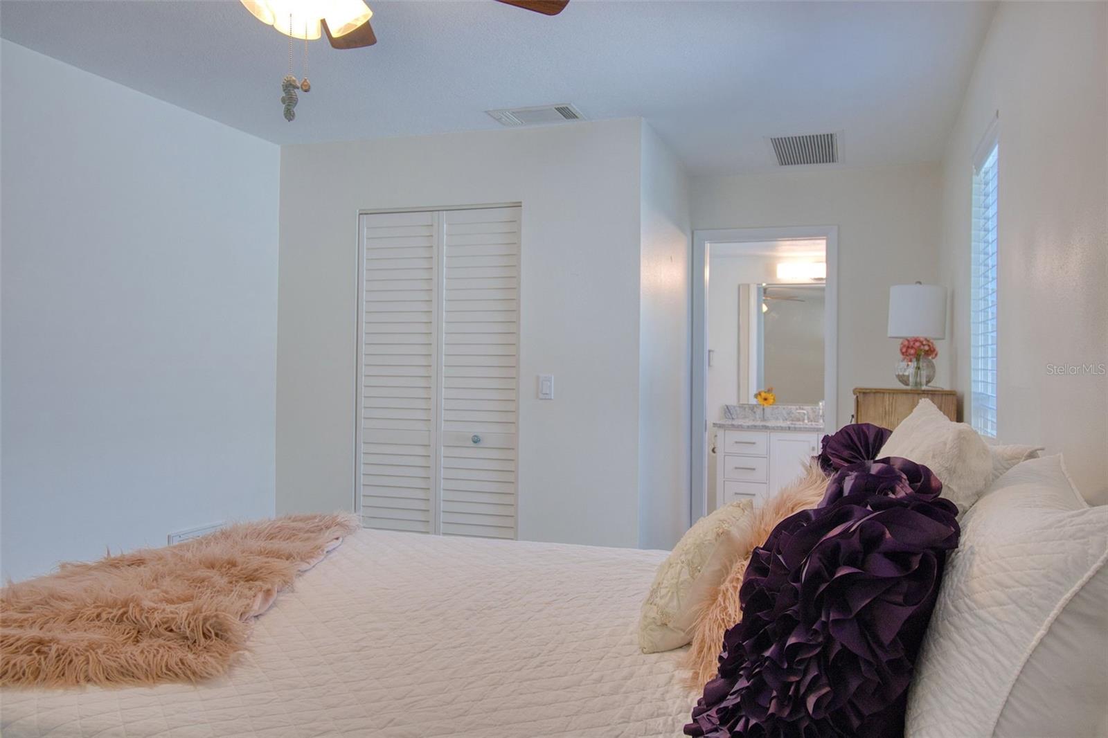 Listing photo id 11 for 2361 Hawthorne Drive