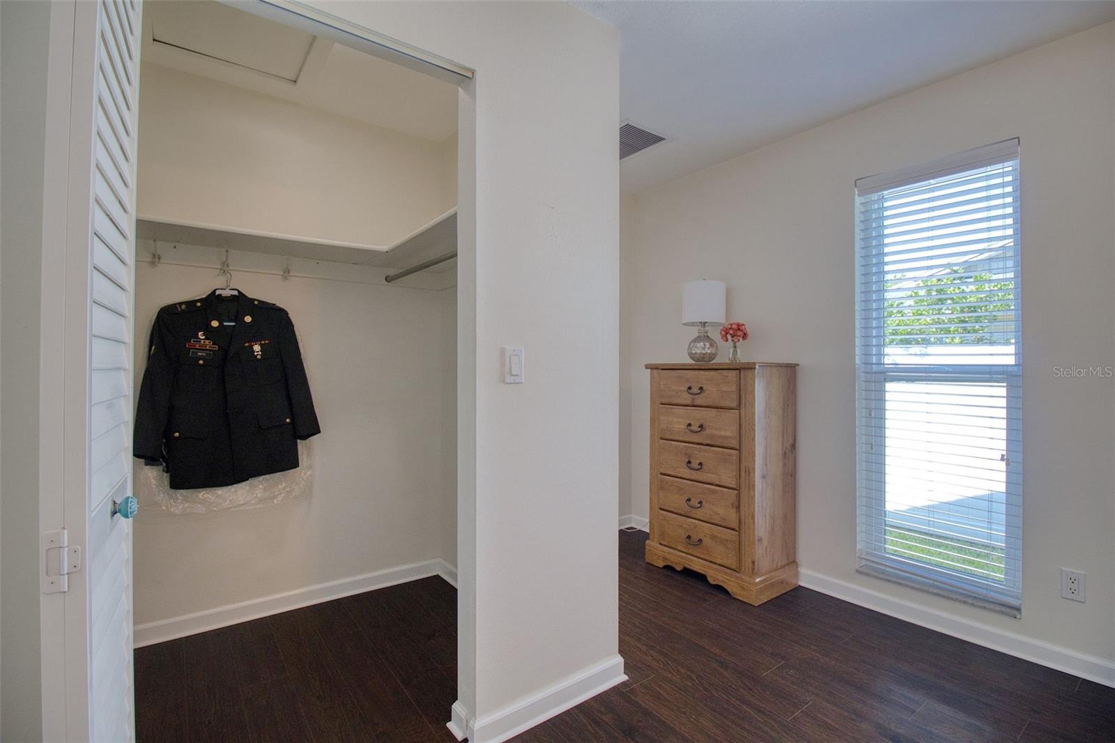 Listing photo id 12 for 2361 Hawthorne Drive