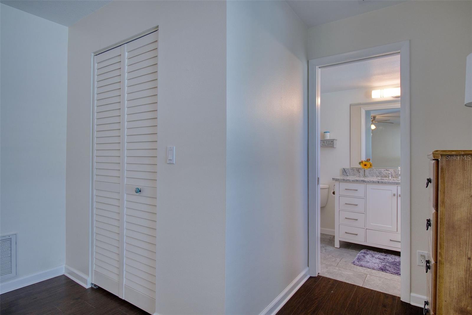 Listing photo id 13 for 2361 Hawthorne Drive