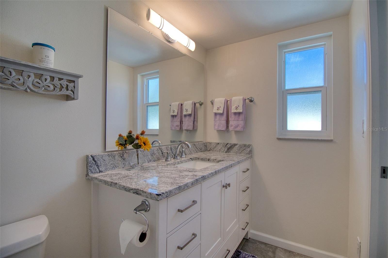 Listing photo id 15 for 2361 Hawthorne Drive
