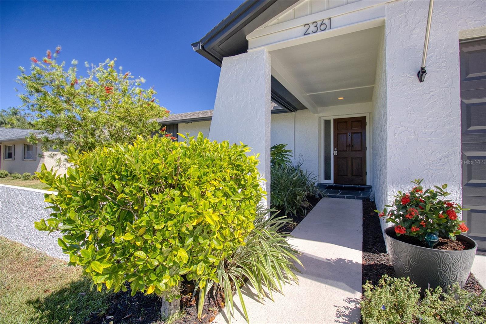 Listing photo id 0 for 2361 Hawthorne Drive
