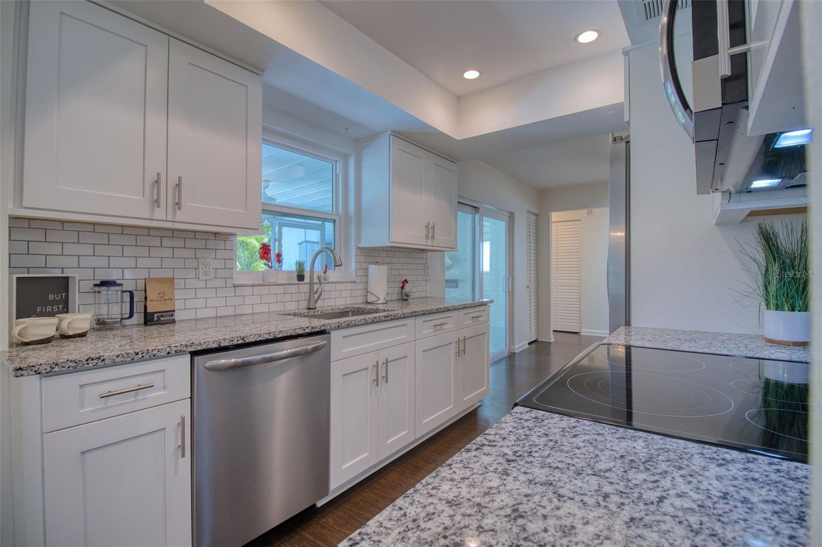 Listing photo id 18 for 2361 Hawthorne Drive