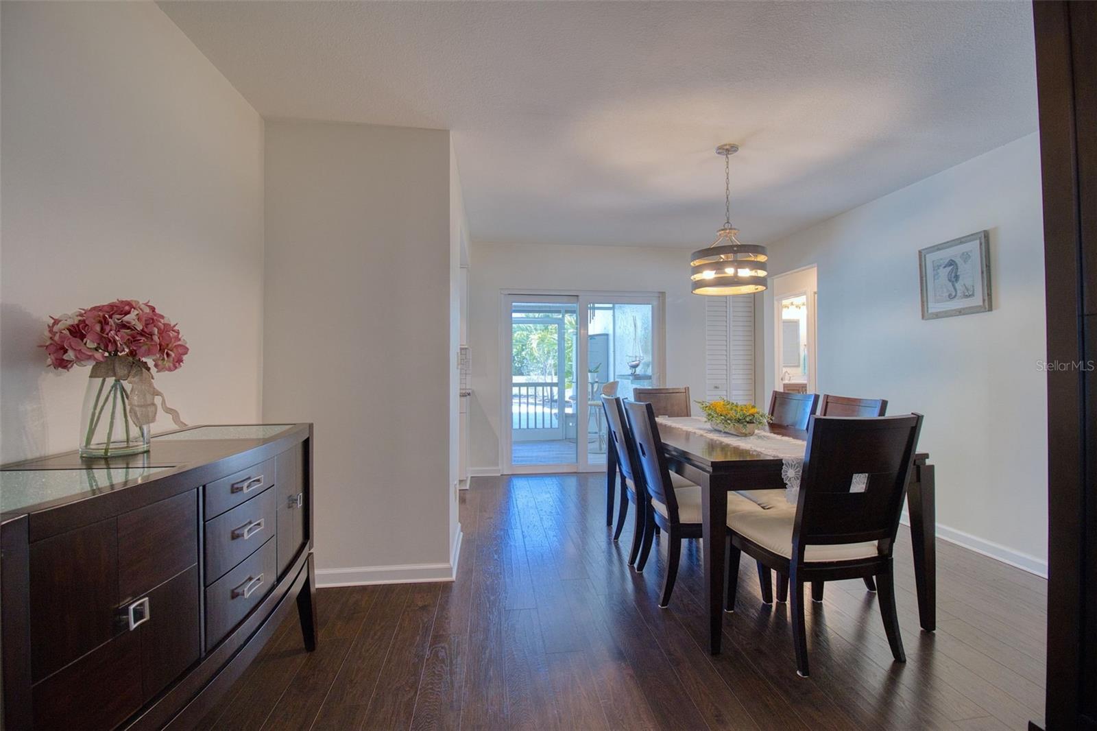 Listing photo id 19 for 2361 Hawthorne Drive