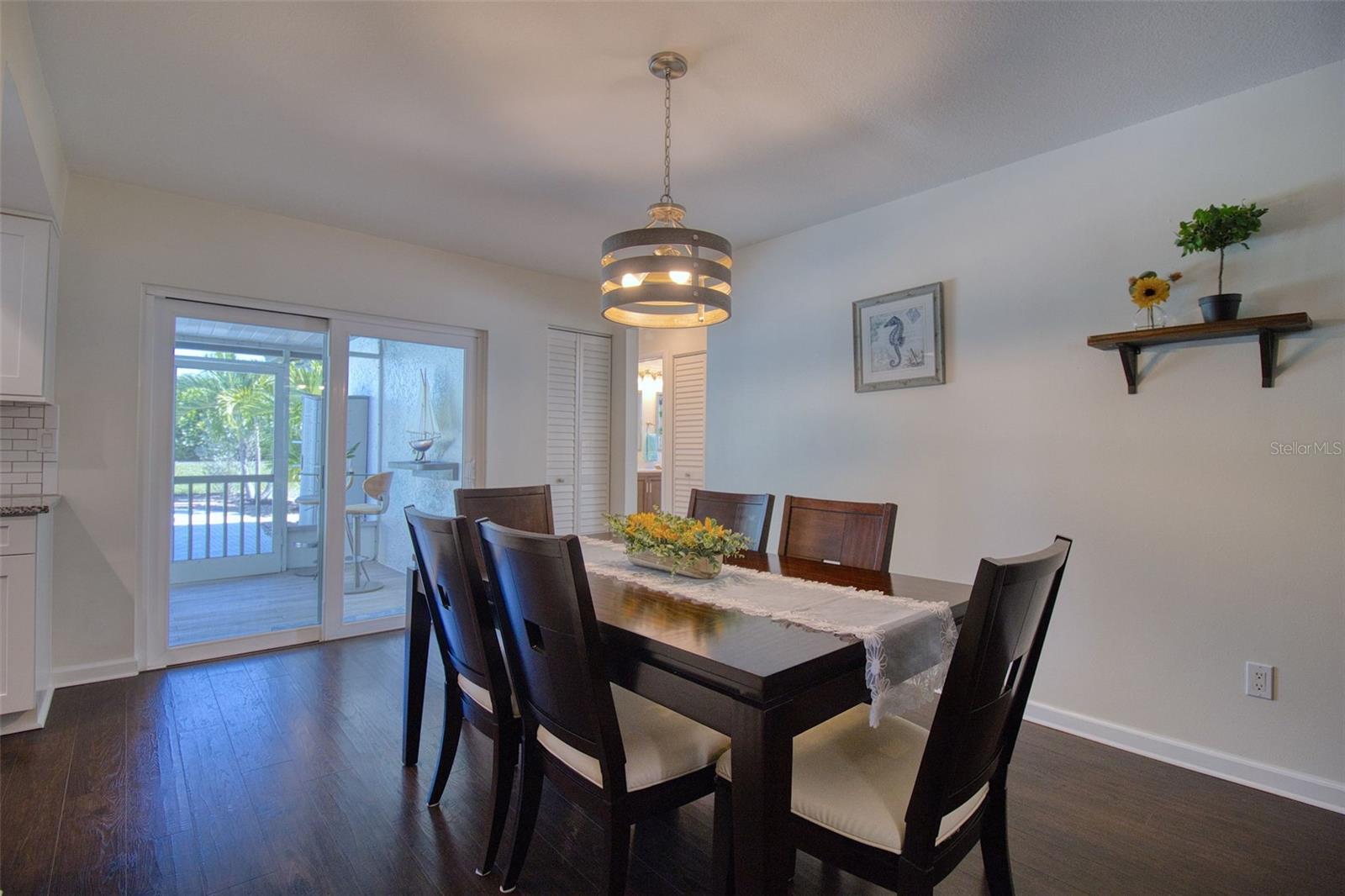 Listing photo id 22 for 2361 Hawthorne Drive