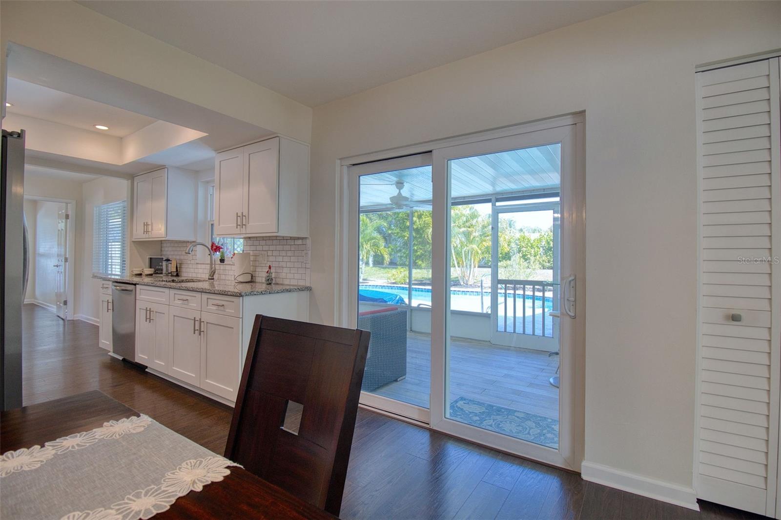 Listing photo id 24 for 2361 Hawthorne Drive