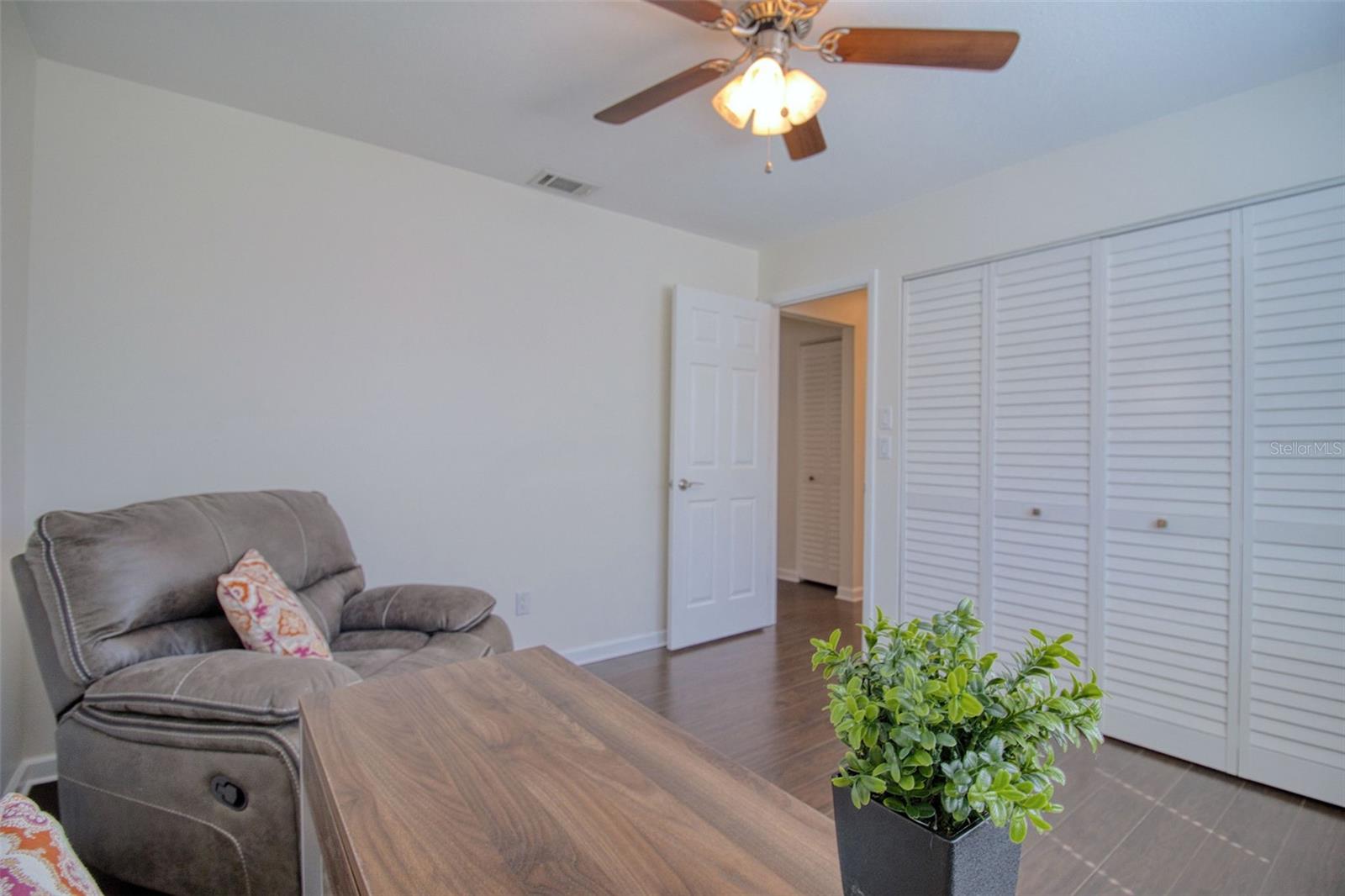 Listing photo id 26 for 2361 Hawthorne Drive