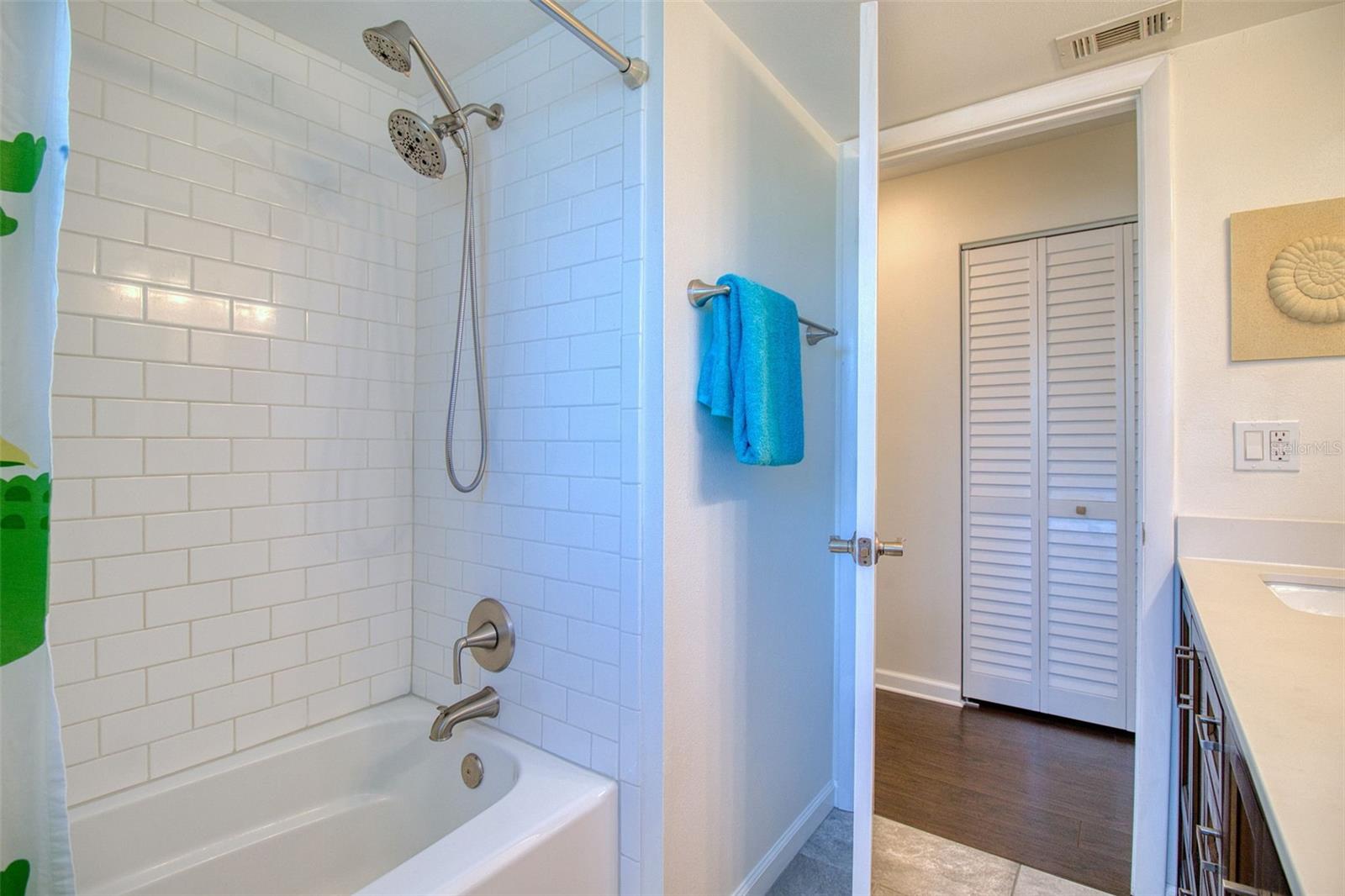 Listing photo id 28 for 2361 Hawthorne Drive
