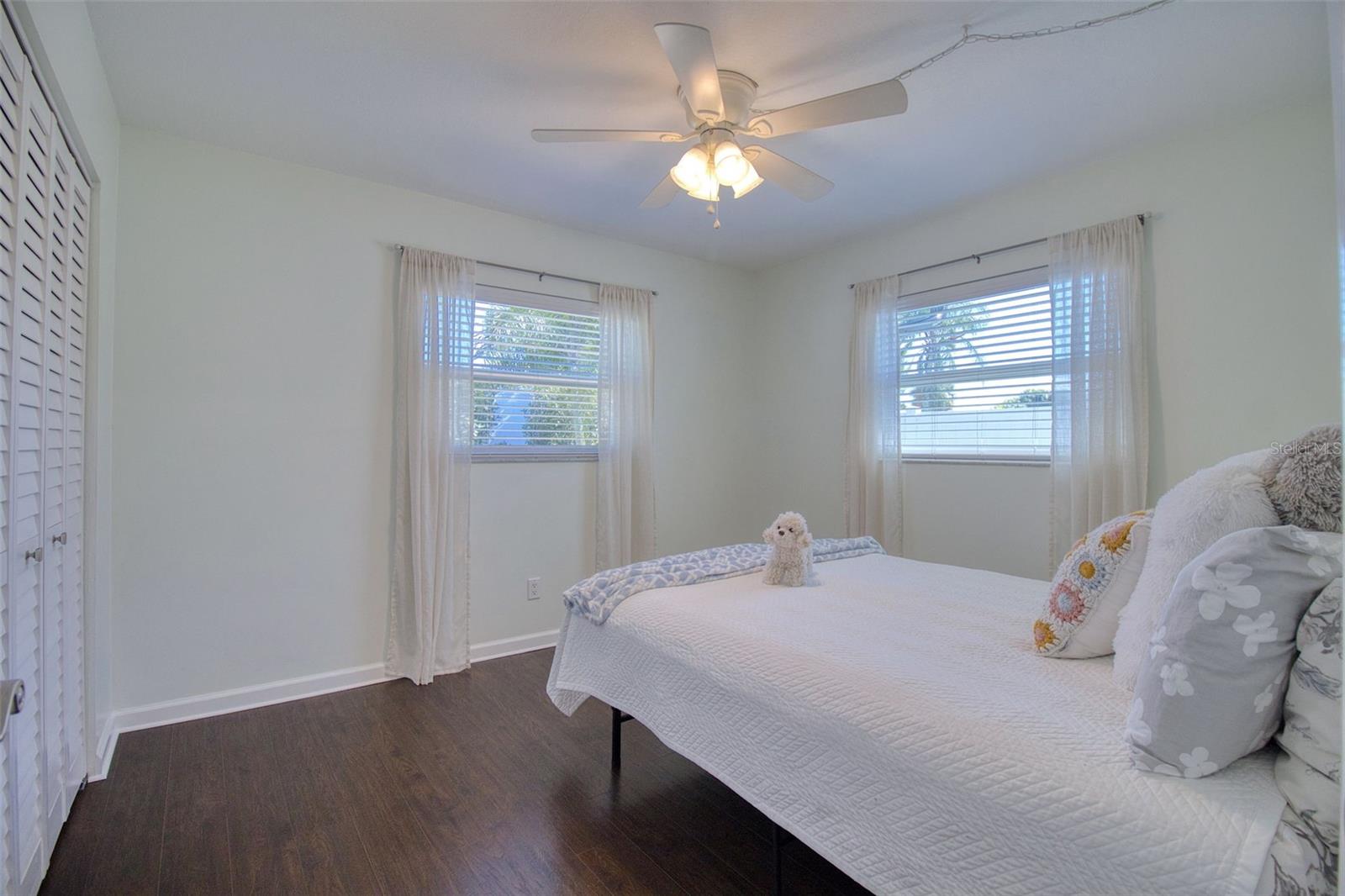 Listing photo id 29 for 2361 Hawthorne Drive