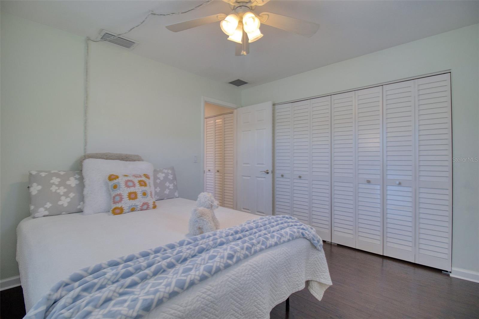 Listing photo id 30 for 2361 Hawthorne Drive