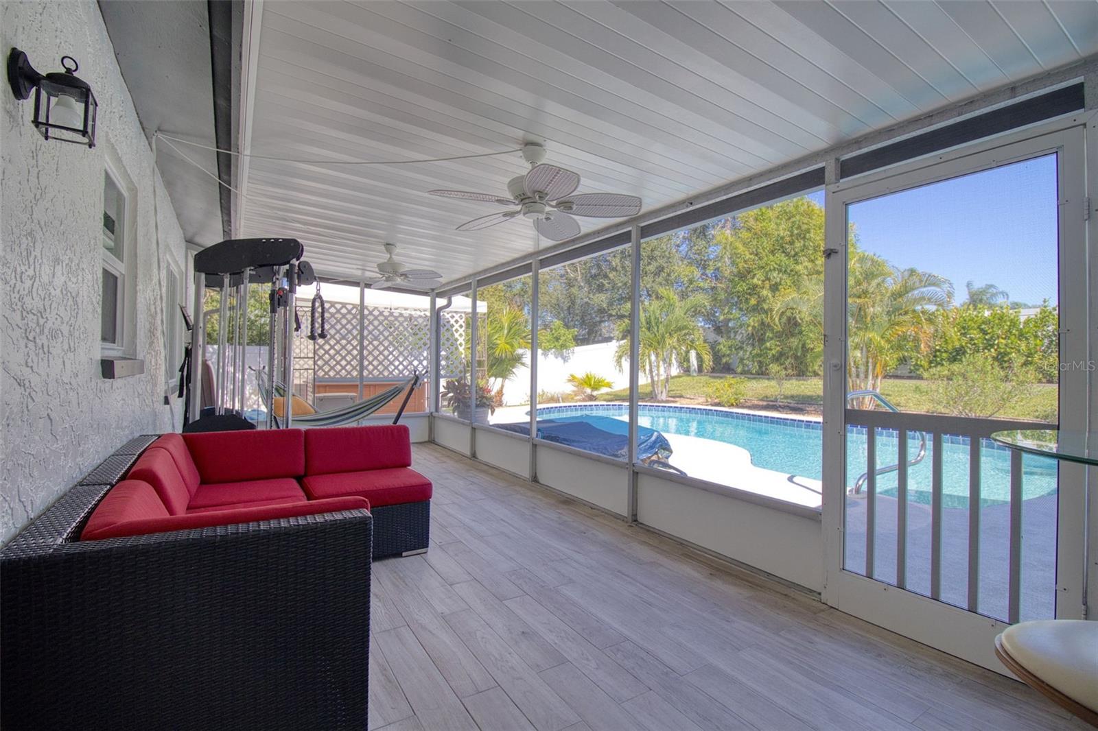 Listing photo id 33 for 2361 Hawthorne Drive