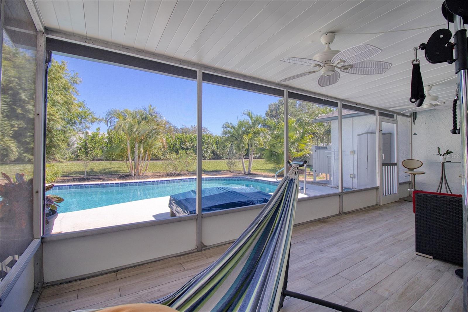 Listing photo id 34 for 2361 Hawthorne Drive