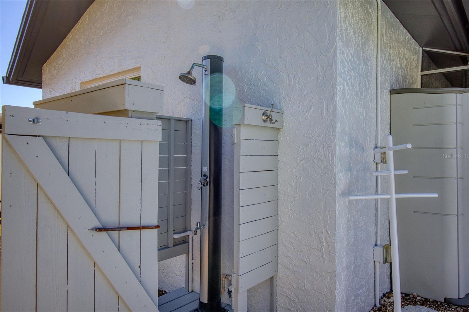Listing photo id 35 for 2361 Hawthorne Drive