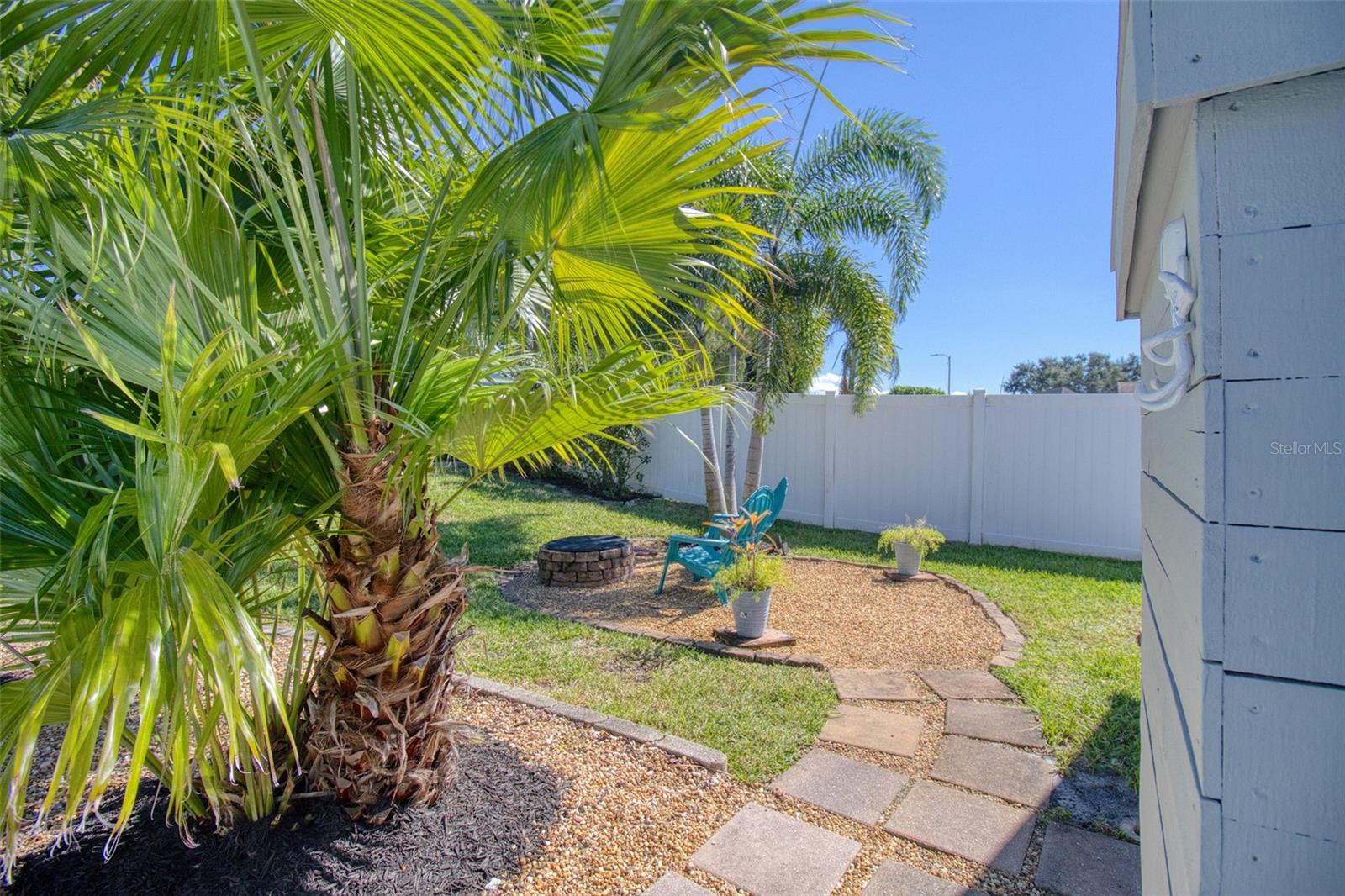 Listing photo id 36 for 2361 Hawthorne Drive