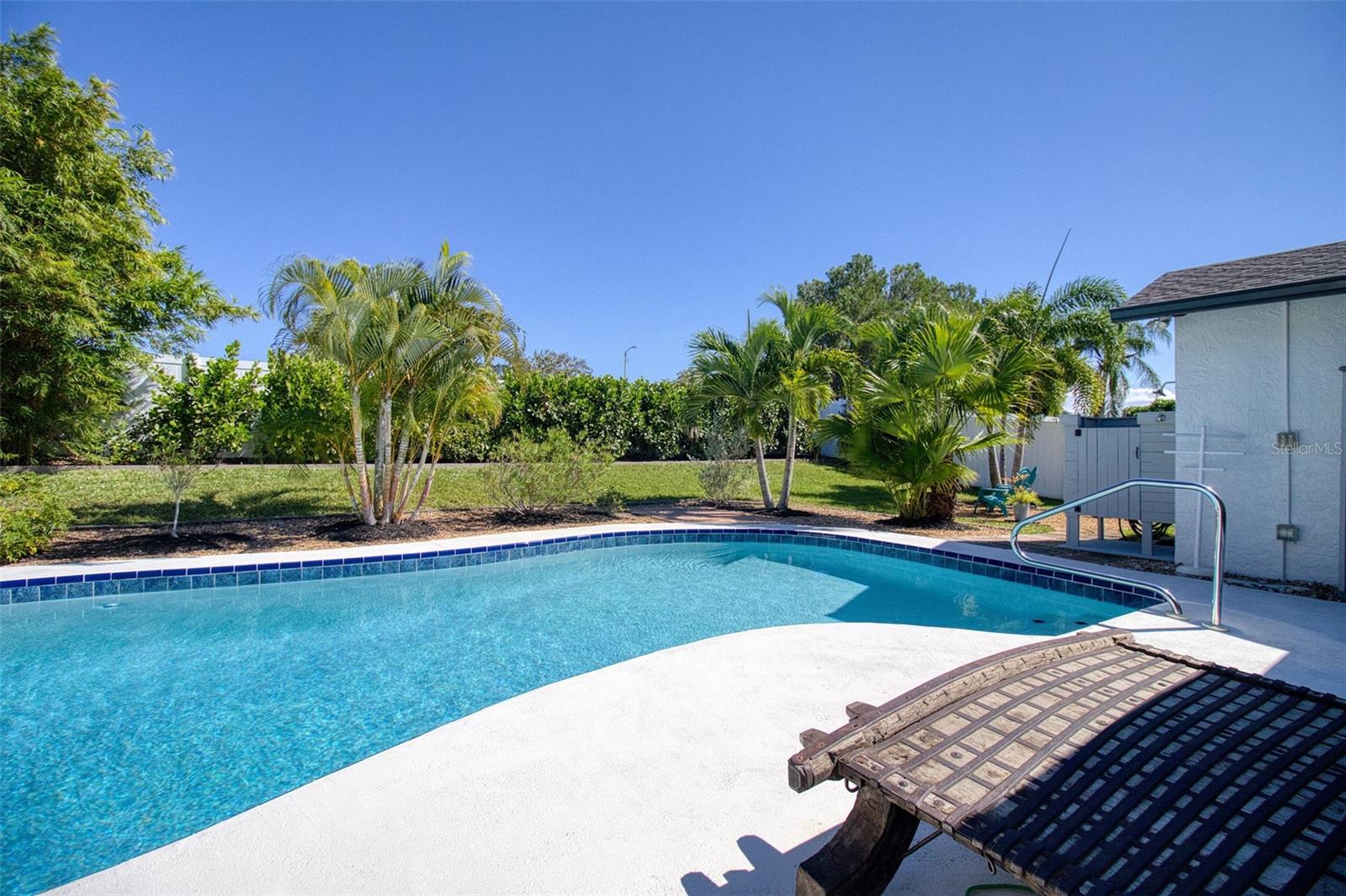 Listing photo id 37 for 2361 Hawthorne Drive