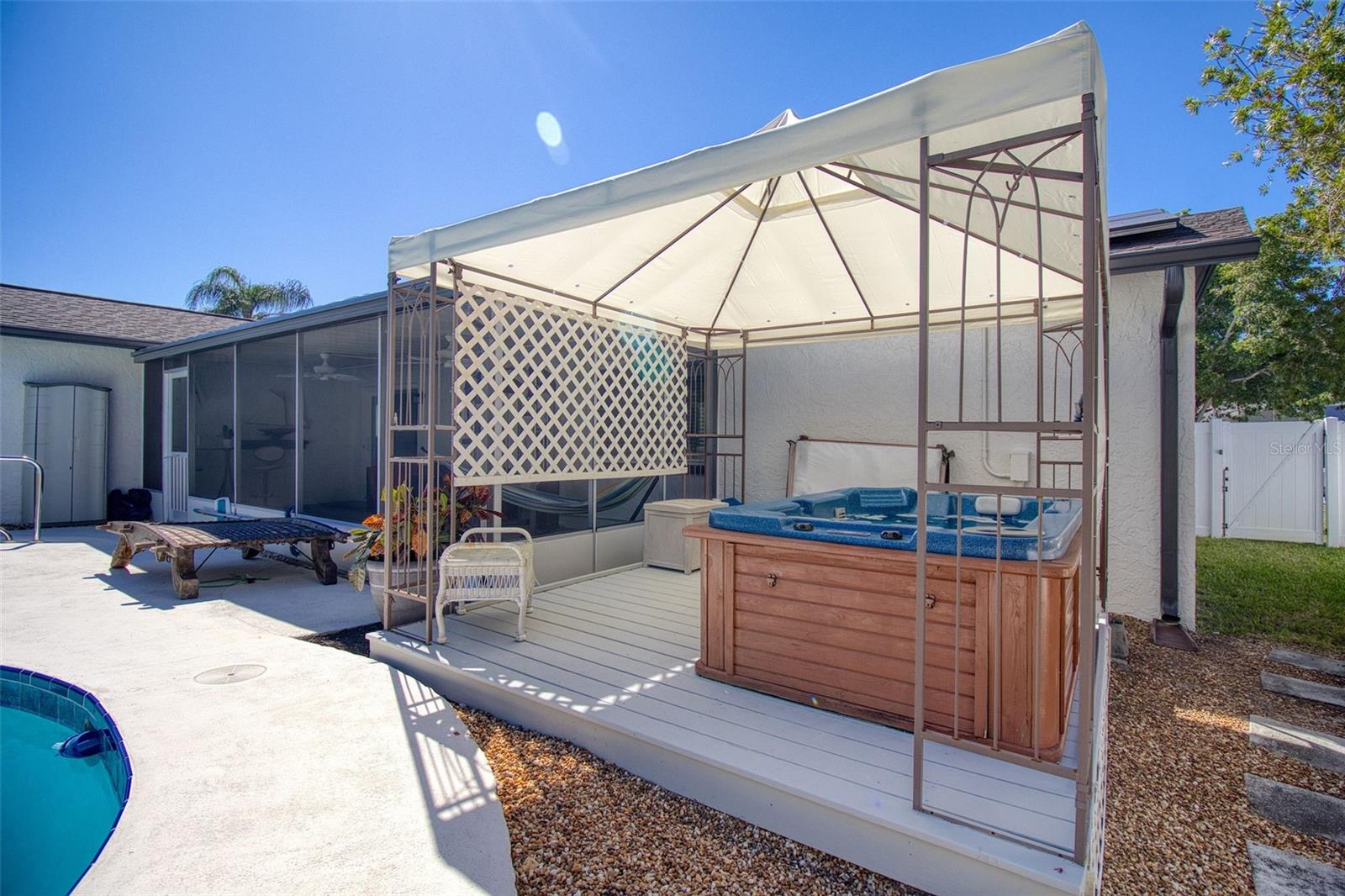 Listing photo id 38 for 2361 Hawthorne Drive
