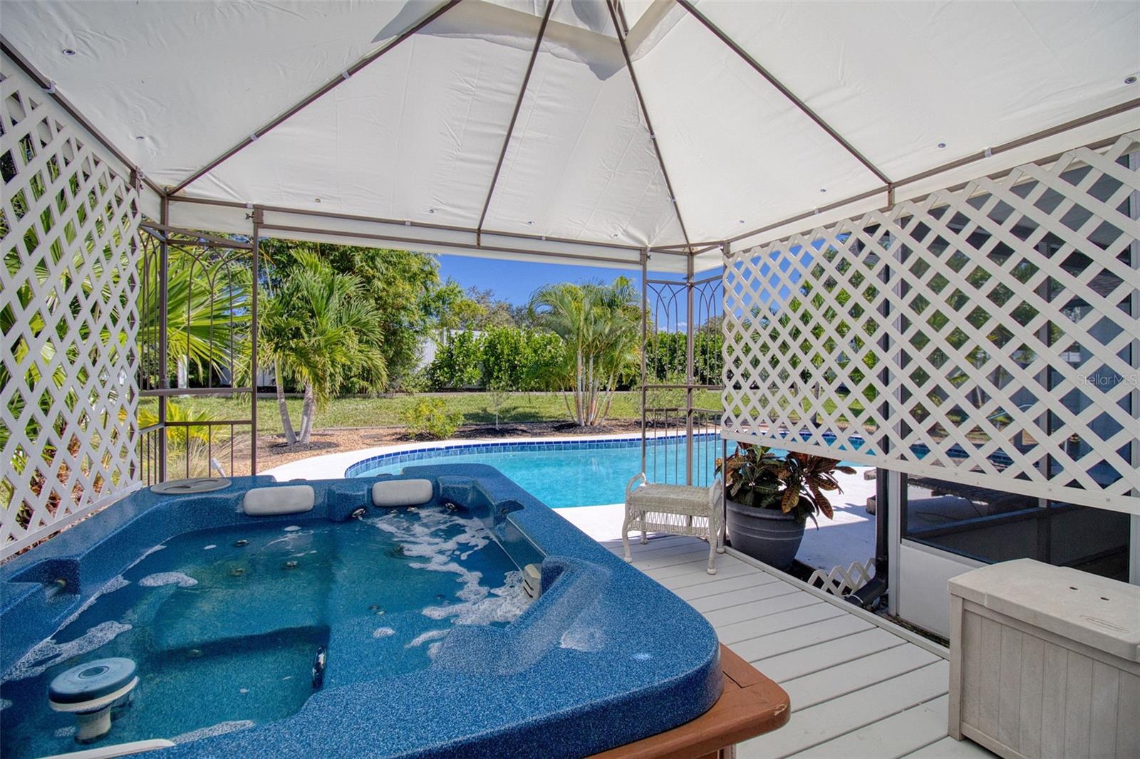 Listing photo id 39 for 2361 Hawthorne Drive