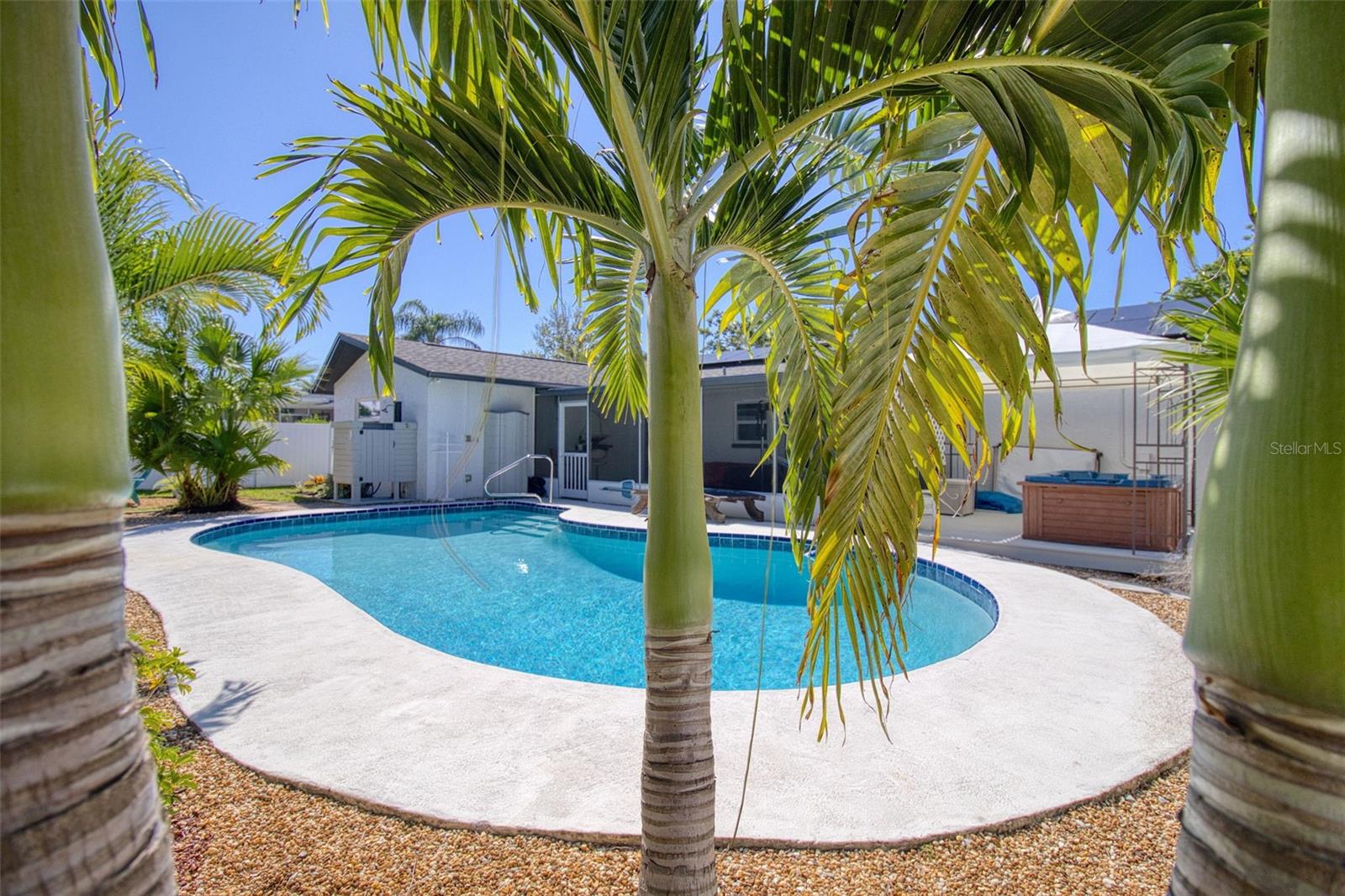 Listing photo id 40 for 2361 Hawthorne Drive