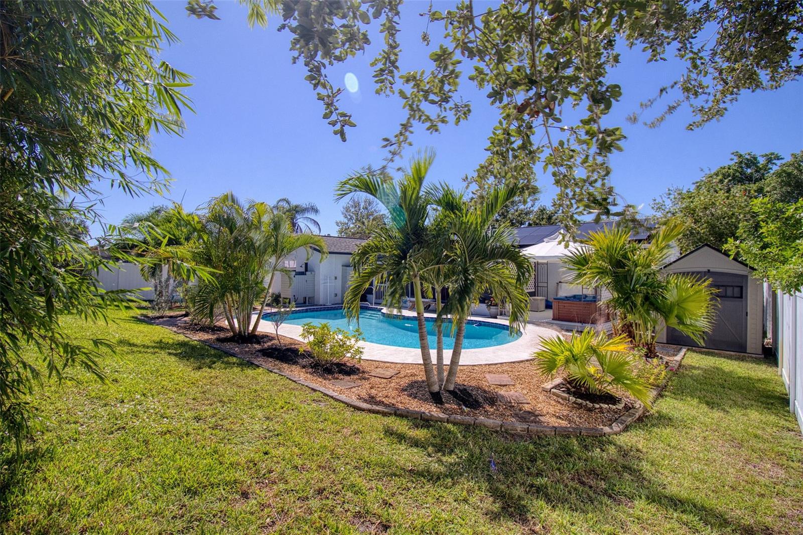 Listing photo id 41 for 2361 Hawthorne Drive
