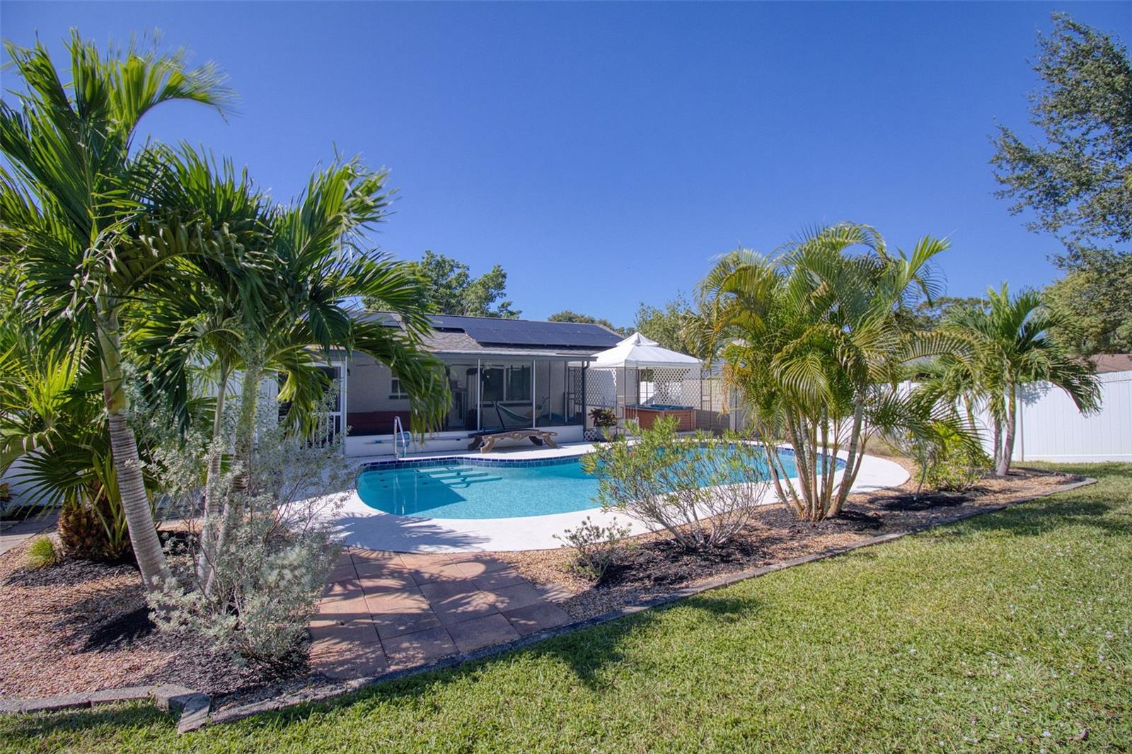 Listing photo id 42 for 2361 Hawthorne Drive
