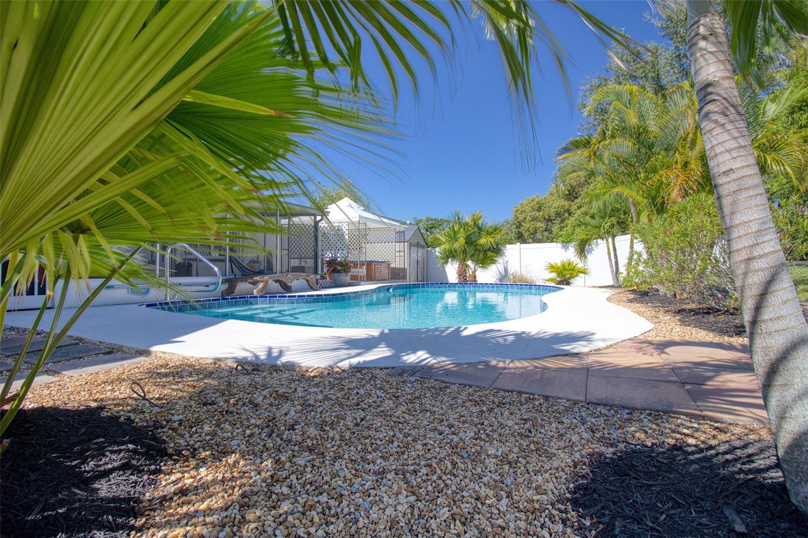 Listing photo id 44 for 2361 Hawthorne Drive