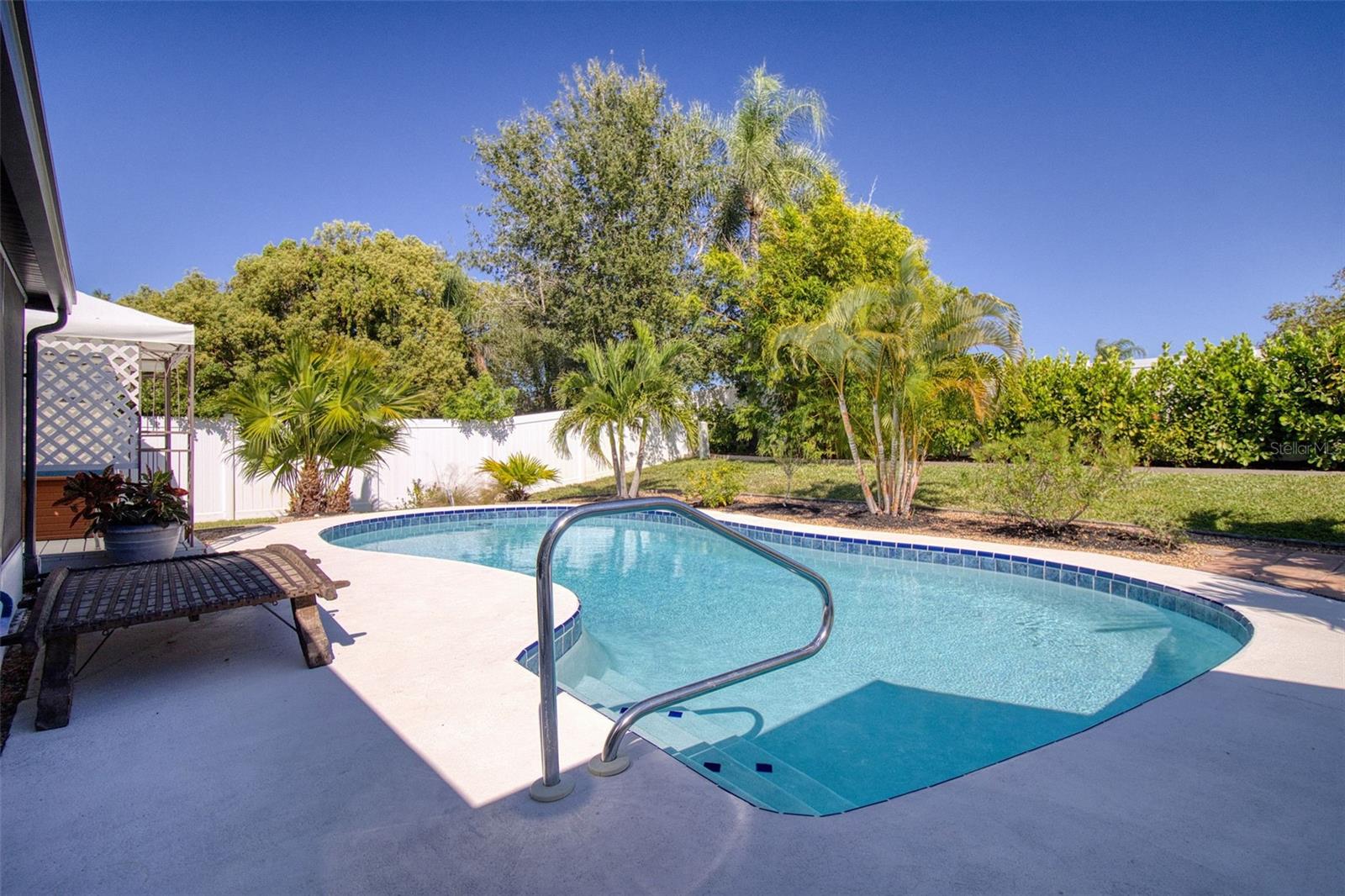Listing photo id 45 for 2361 Hawthorne Drive