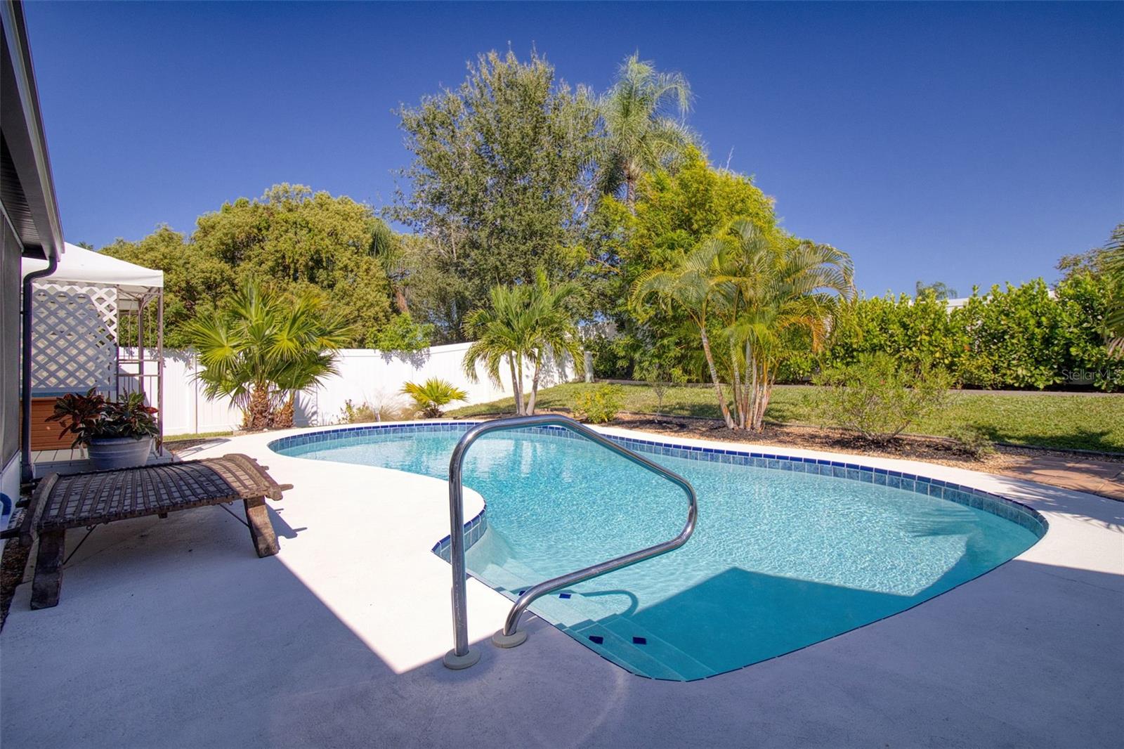 Listing photo id 46 for 2361 Hawthorne Drive