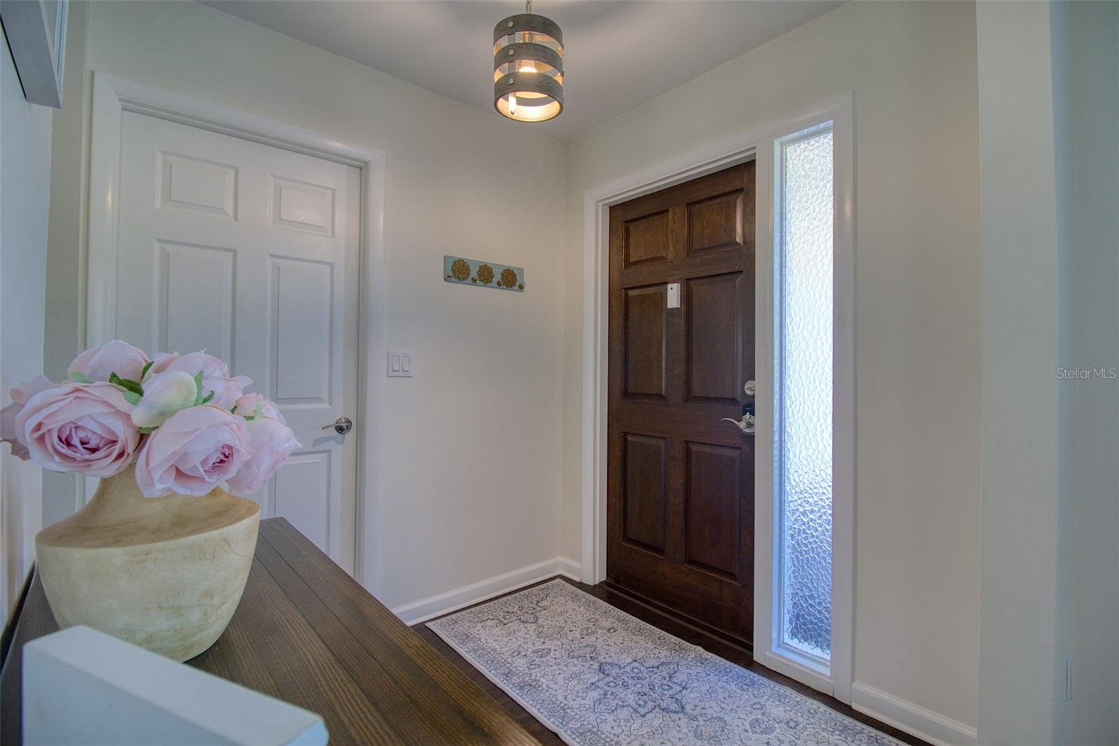 Listing photo id 3 for 2361 Hawthorne Drive