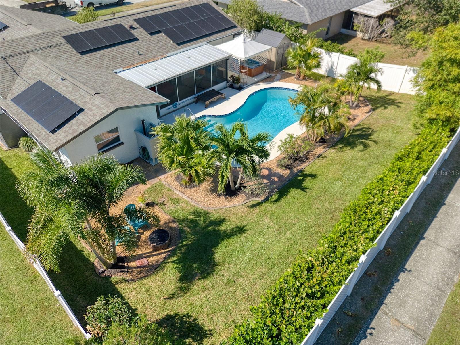 Listing photo id 48 for 2361 Hawthorne Drive