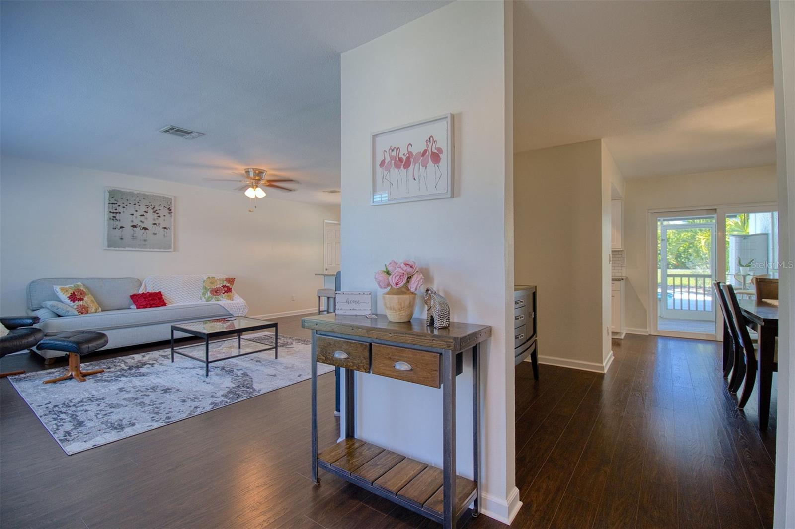 Listing photo id 4 for 2361 Hawthorne Drive