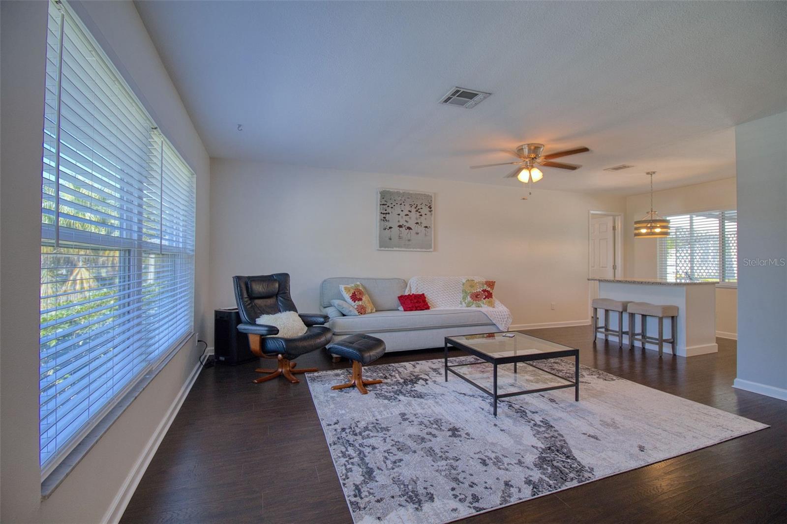Listing photo id 5 for 2361 Hawthorne Drive