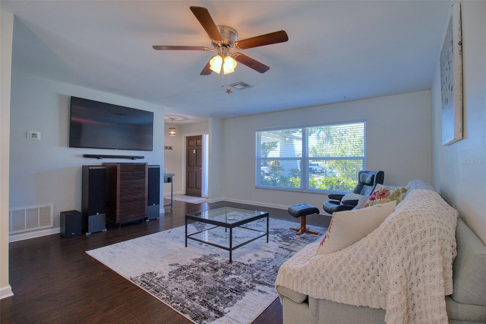 Listing photo id 6 for 2361 Hawthorne Drive