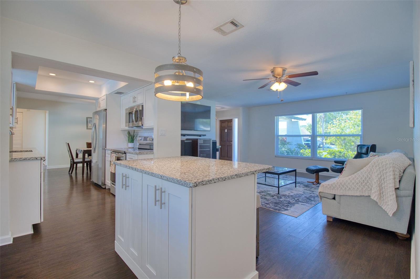 Listing photo id 7 for 2361 Hawthorne Drive