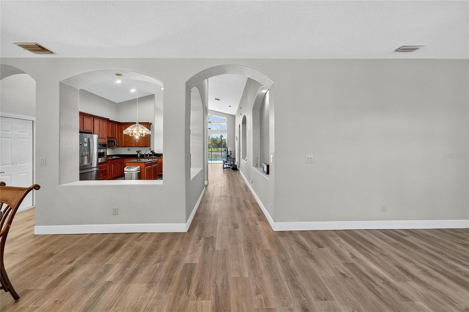 Listing photo id 15 for 10734 Banfield Drive