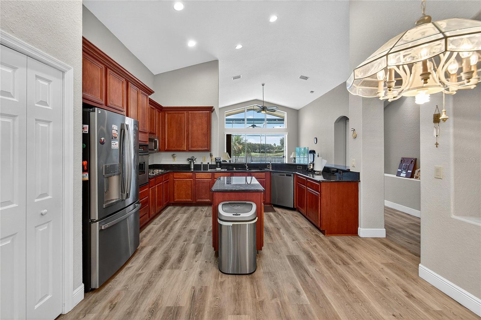 Listing photo id 21 for 10734 Banfield Drive