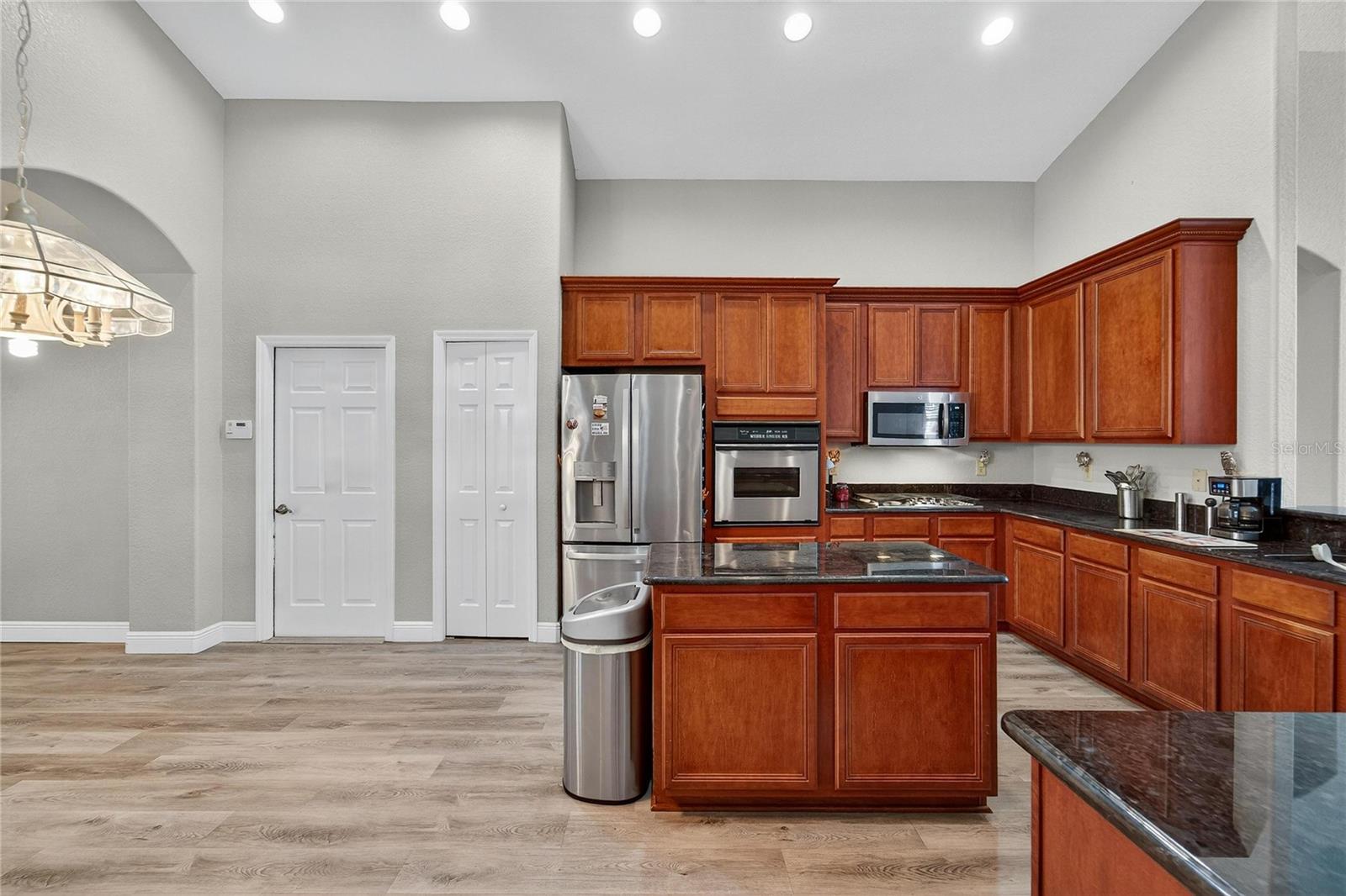 Listing photo id 22 for 10734 Banfield Drive
