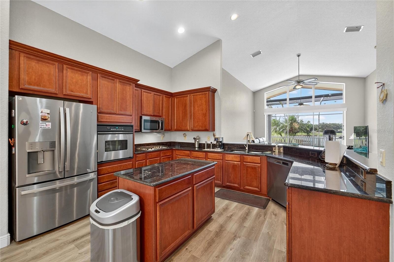 Listing photo id 23 for 10734 Banfield Drive