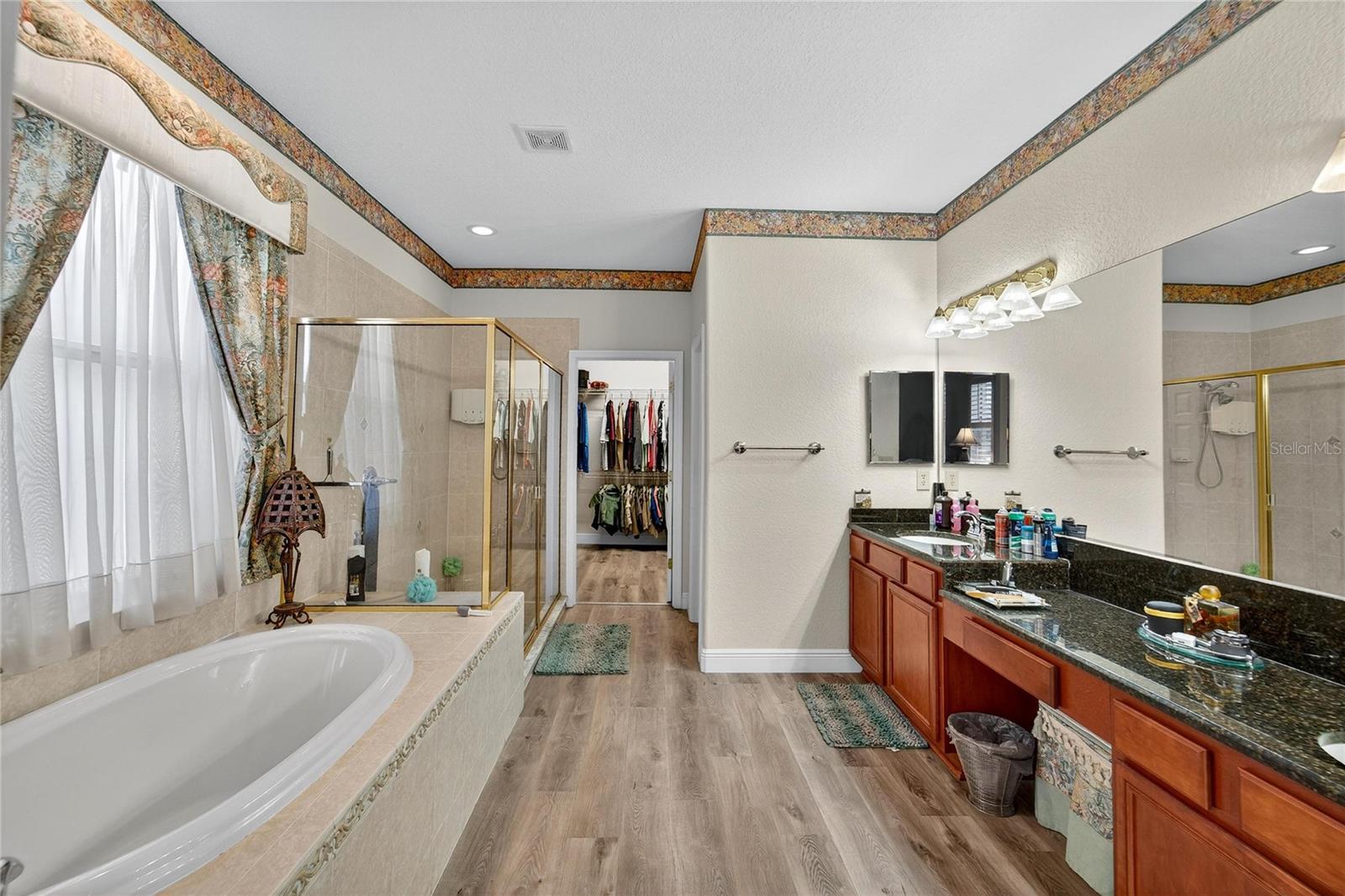Listing photo id 33 for 10734 Banfield Drive
