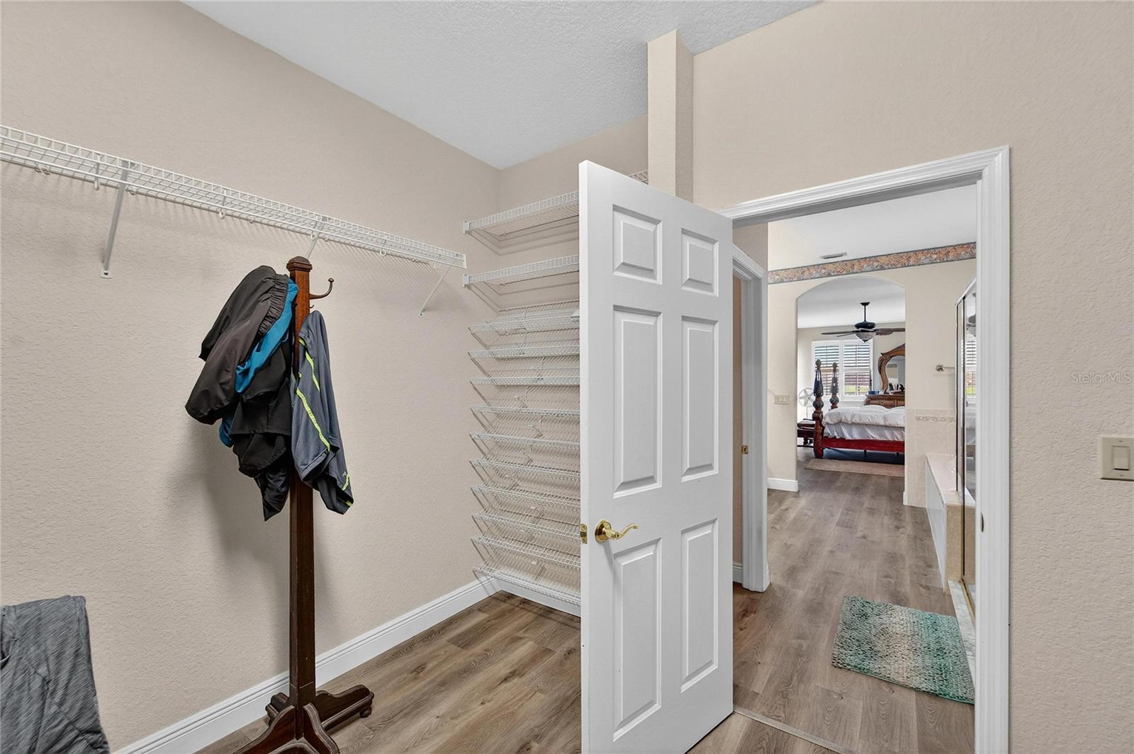 Listing photo id 36 for 10734 Banfield Drive
