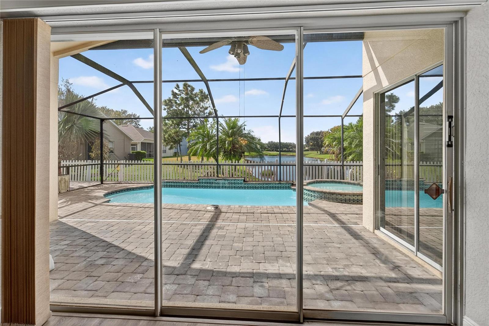 Listing photo id 4 for 10734 Banfield Drive