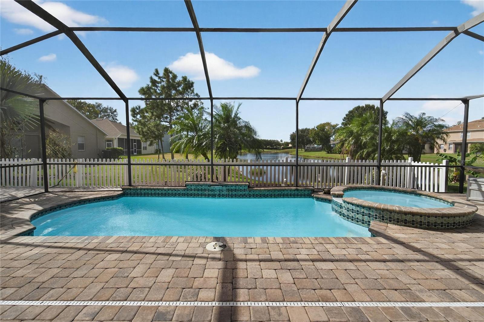 Listing photo id 5 for 10734 Banfield Drive