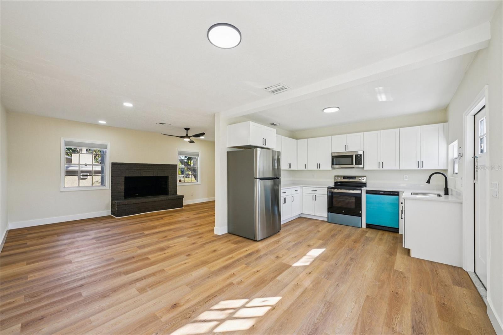 Image 4 of 40 For 12832 Campbell Lane