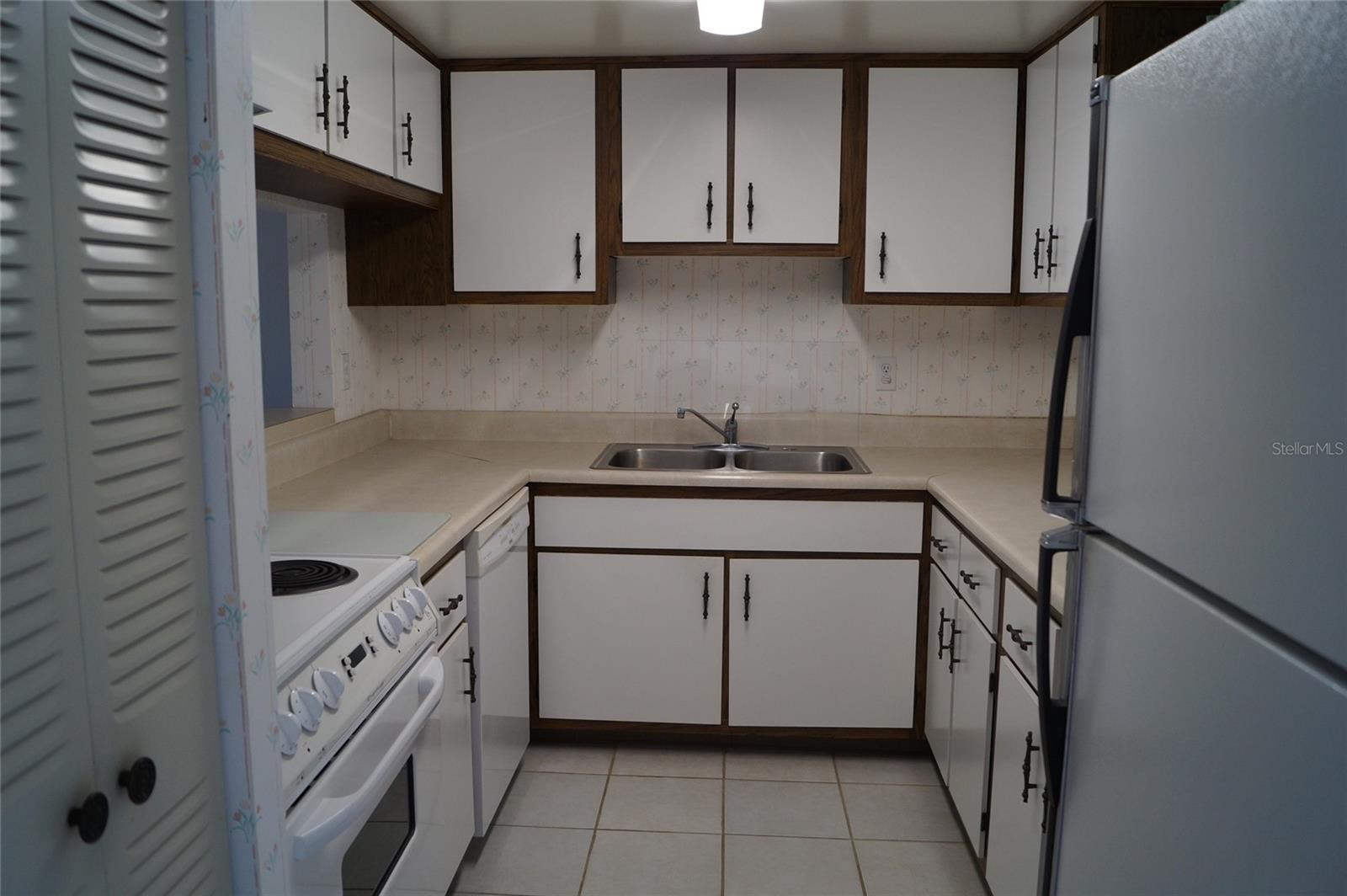Image 10 of 26 For 7701 Starkey Road 408