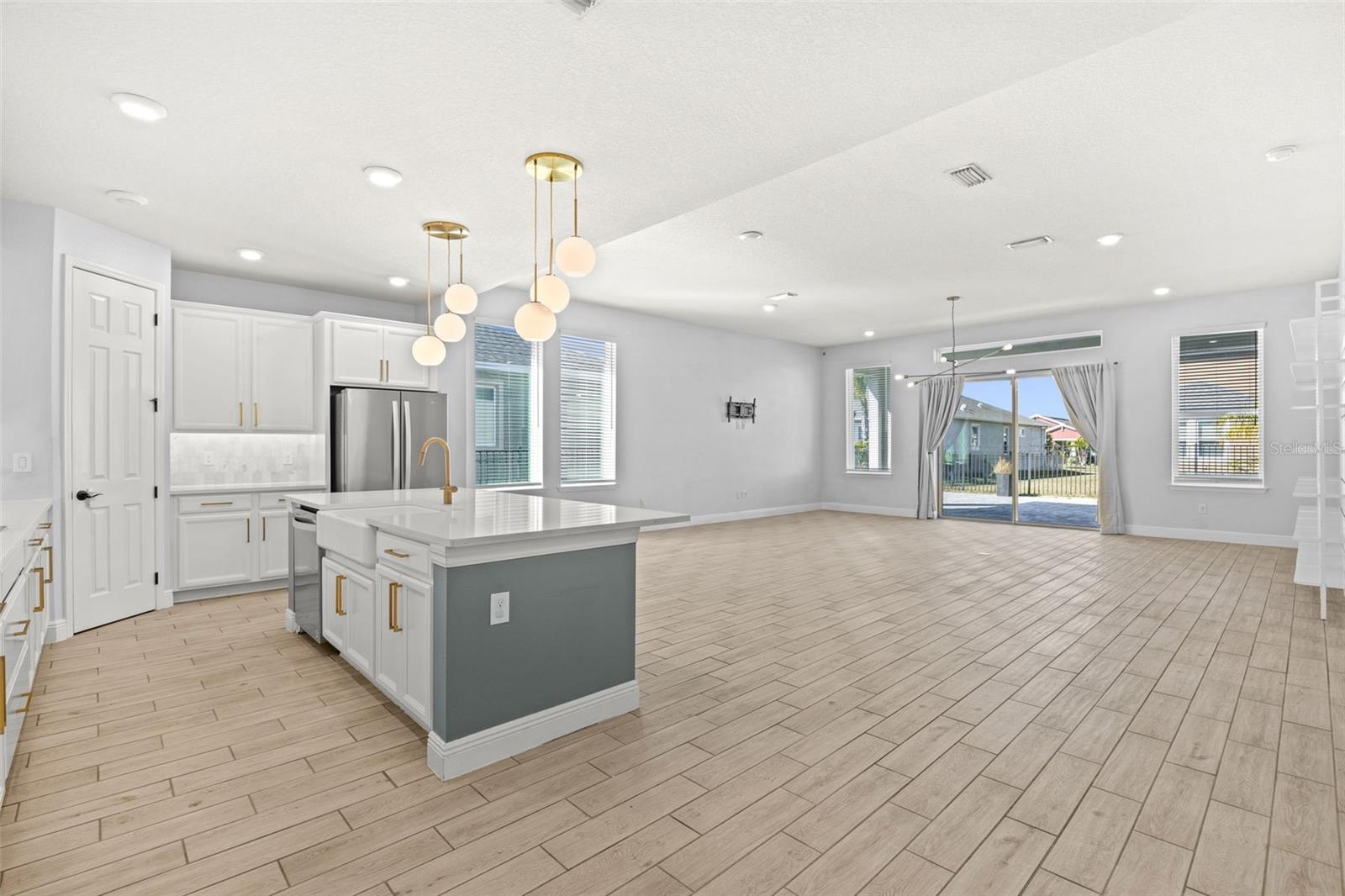 Listing photo id 8 for 6232 Sea Air Drive