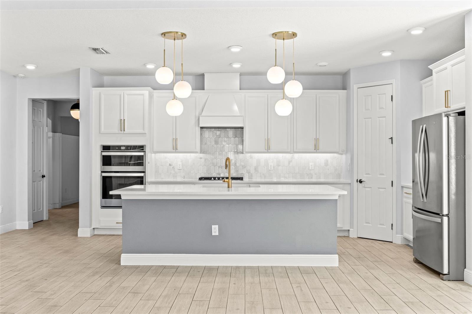 Listing photo id 11 for 6232 Sea Air Drive