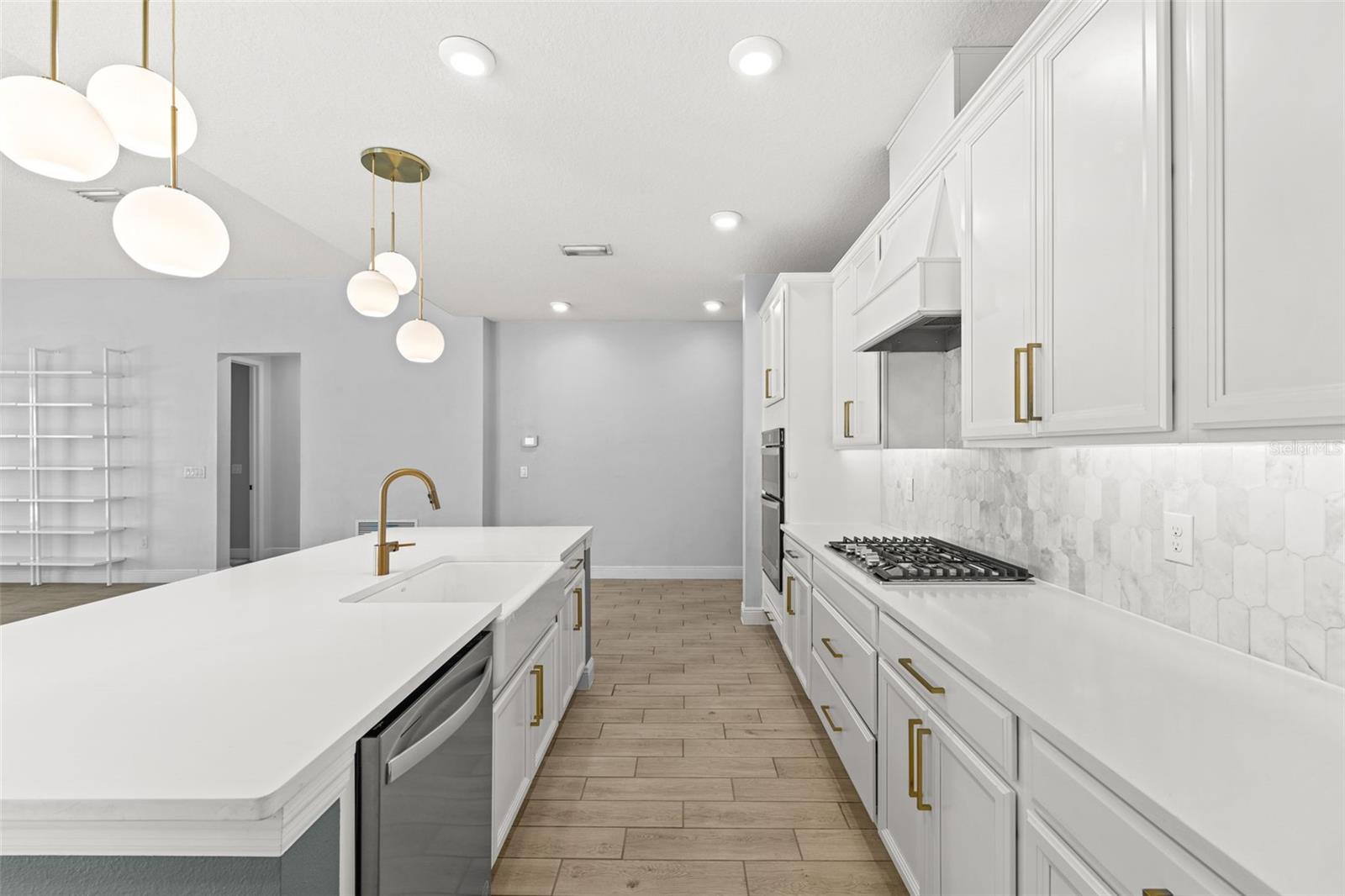 Listing photo id 13 for 6232 Sea Air Drive