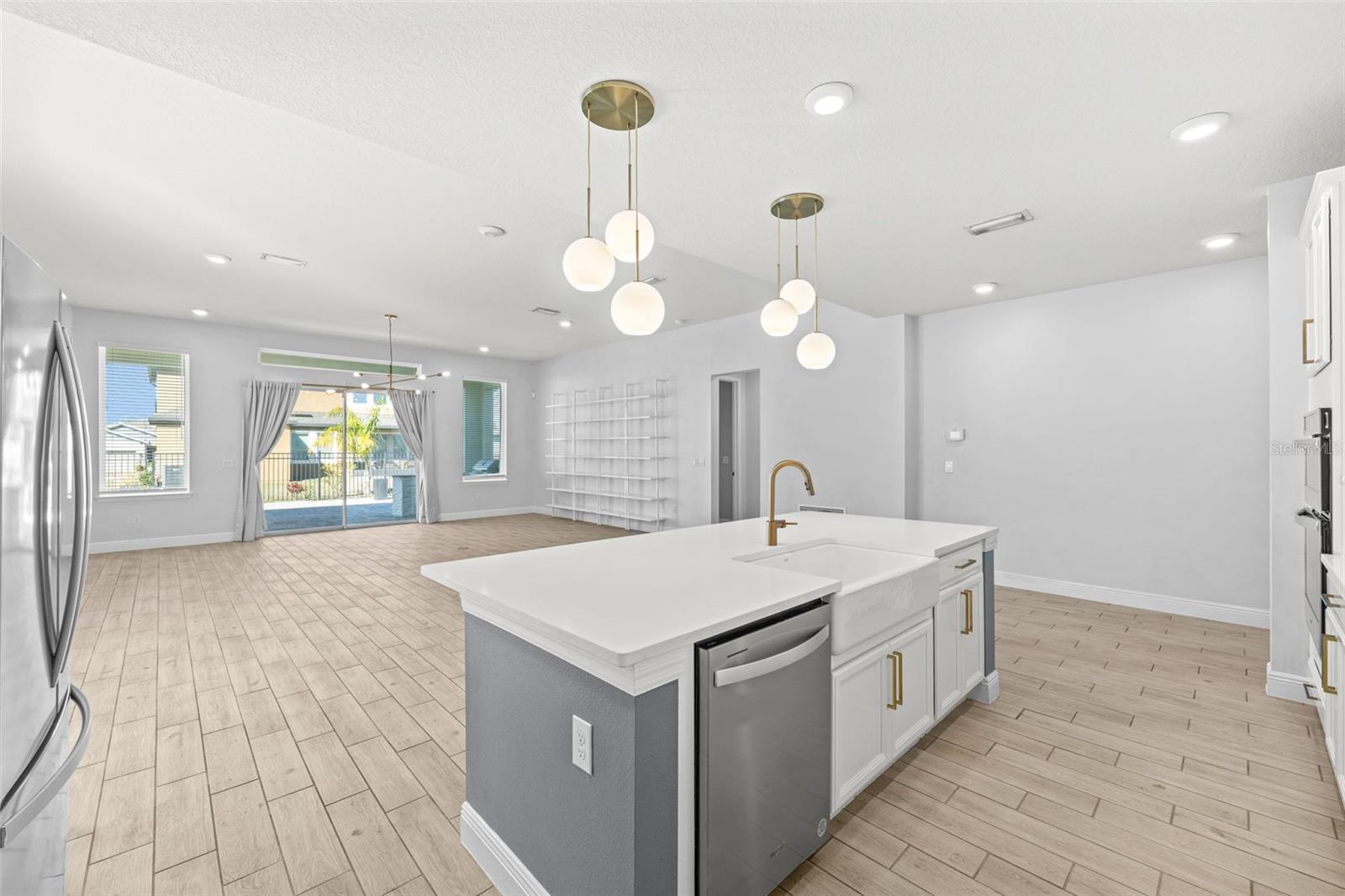 Listing photo id 14 for 6232 Sea Air Drive