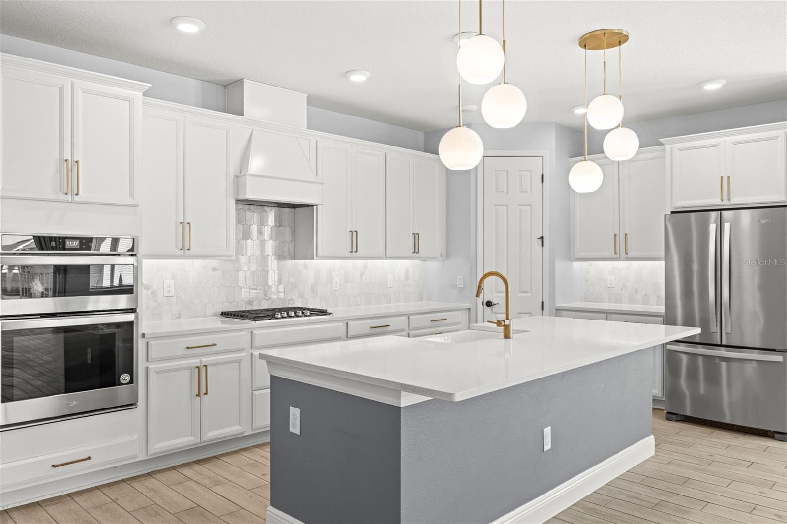 Listing photo id 15 for 6232 Sea Air Drive