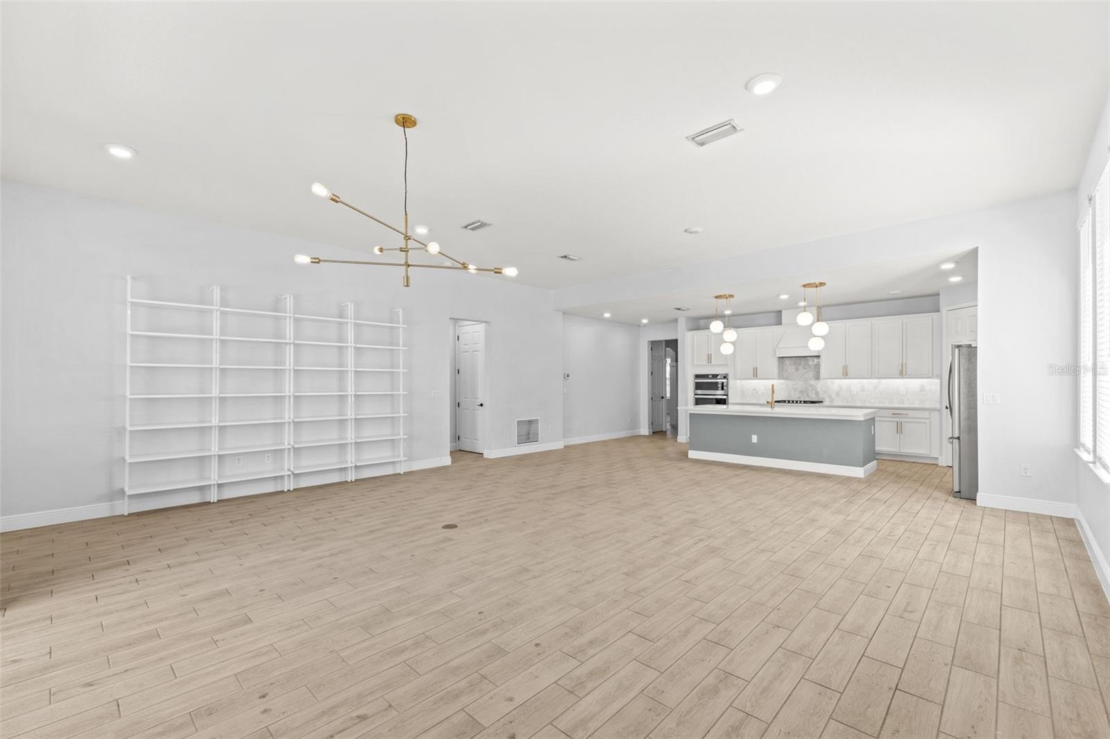 Listing photo id 16 for 6232 Sea Air Drive